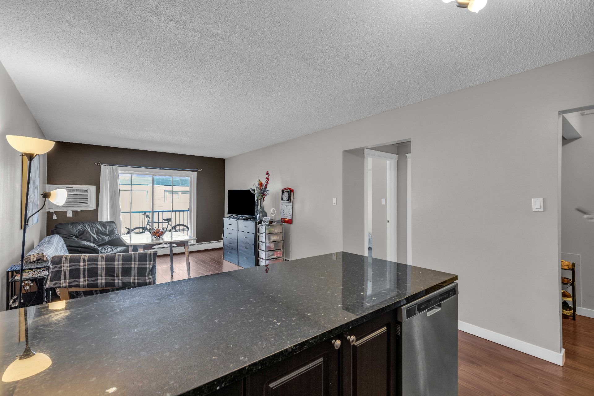 萨大10分钟｜顶楼一房翻新公寓火热出售！—— 林与唐地产 - 5